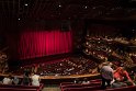 Übersichtlich gefüllt, ich sitze neben zwei netten Damen aus Saudi-Arabien, die jetzt in Dubai wohnen. Sie freuen sich über mich als westlichen Besucher. Die Show beginnt im Abspielhaus Opera Dubai.