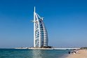 Der Taxifahrer darf die Sicherheitskontrolle passieren und ich befinde mich vor dem Burj al Arab dem einzigen 7 Sterne Hotel der Welt.