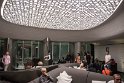 Dort gibt es eine kleine Lounge mit Gebäck und Tee.