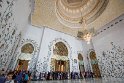 Heute ist Sonntag, es liegen Teppiche aus und wir dürfen die Schuhe anlassen, an diesem Tag dürfen nur Gäste in die Moschee.