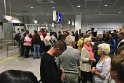 Oh ja, mal wieder spontane Asienflieger an Terminal 2 morgens. Die liebe Bundespolizei hat einen Schalter geöffnet, die Tätigkeit des zweiten Beamten beschränkt sich auf die Kontrolle des  Auszubildenden.