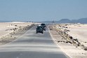 Es wird sandig, wir erreichen die Wüstengegend. Überall liegen Berge von  Plastikflaschen am Strassenrand.