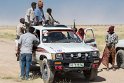 Dort verhandeln wir mit dem Clanchef der selbstverwalteten Afar Region über den Zutritt. Die Jungs auf der Ladefläche vom Pickup sind gut bewaffnet.