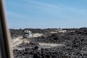 Wir fahren anschliessend 2 1/2 Stunden offroad sehr holperig über Lava Flächen. Die Jeeps haben sich den Weg selbst gegraben.