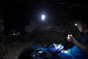 In einfachen Steinhütten verbringen wir die Nacht auf dem Boden. Mitgebrachtes High Tec beleuchtet die Hütte.