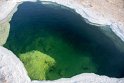 ... Wasserloch was in einer Höhle endet. Der Sonnenuntergang verschwindet hinter Wolken.