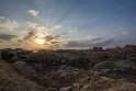 Auf einem der Hügel warten wir auf den Sonnenuntergang, der auch heute wieder hinter den Wolken stattfindet. Später gibt es Bira.