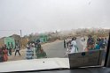 Es geht zurück nach Mekele, auf dem Weg dorthin passieren wir Dörfer in denen Kinder tanzend in ihren Trachten eine Kette  über die Strasse gespannt haben um Geld zu bekommen. Unser Fahrer hält hupend drauf zu ...