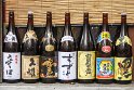 Im Schaufenster, Sake, Reiswein, Süßkartoffelwein in den unterschiedlichsten Arten.