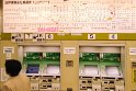 Wow, sehr viele Schlitze, Knöpfe und fremde Zeichen. Nach ein paar Tagen kommen wir mit dem System zurrecht und fahren alleine durch Tokyo.
