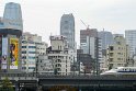 Der erste Ausflug zu Fuß. Neben dem Hotel befindet sich die Shiodome Station. Oh ein Japan Rail Shinkansen fährt ins Bild.