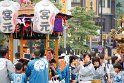 Auf dem Weg zum Tokyo Tower passiere ich Umzüge bei denen ein Schrein getragen wird.