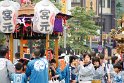 Auf dem Weg zum Tokyo Tower passiere ich Umzüge bei denen ein Schrein getragen wird.