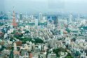 Links der Tokyo Tower, 1958 dem Eiffelturm nachempfunden, rechts in der Ferne die Rainbow Bridge über der Bucht von Tokyo.