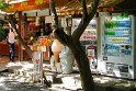 Ein Verkaufsstand und daneben die an jeder Ecke zu findenden Automaten mit Getränken. Mich retten die Kaffee Getränke ab mittags über den Zeitunterschied.
