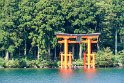 Wir passieren den Hakone-Schrein, ein Shinto-Schrein mit rotem "Torii"-Tor.