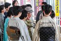 Am Bahnhof von Hiroshima, viele Frauen sind noch traditionell gekleidet.