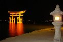 Vorbei am Torii und einer Steinlaterne.