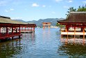 Besuch das Itsukushima Schreines, im Hintergrund das weltberühmte Torii.