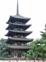 Im Hintergrund der Todaiji-Tempel.