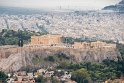 In der Ferne hinter der mächtigen Akropolis liegt Piräus mit dem Hafen.