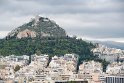 Blick auf den Lycabettus Hill, rechts unser Hotel (mit den länglichen Balkonen).