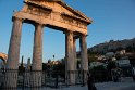 Zurück geht's durch Monastiraki vorbei an der Römischen Agora, im Hintergrund das Erechtheion der Akropolis.