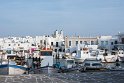 Der kleine Hafen von Naousa. Wir laufen durch winzige Gässchen, alles weiß getüncht bis auf die blauen Türen.