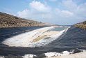 Vorbei an ausgetrockneten Wasserspeichern. Unsere Gastgeberin schimpft ziemlich auf die Regierung und auch sie lässt Geld an der Steuer vorbeifließen, weil der Staat ihr ja nichts zurückgibt.