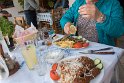 Tzaiziki, Meatballs und Fisch, dazu selbstgemachte Limonade und selbstgemachter Wein. Pappsatt muß unser kleines Auto uns den Berg wieder hoch befördern. Danke, Delfinaki.