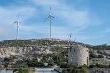 Wir passieren alte und moderne "Windmühlen".