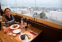 Wir haben Hunger und landen im genialen Restaurant <a href="https://kokkalosantorini.com" target="_blank">Kokkalo</a>. Kein Vergleich zu dem langweiligen Essen auf den anderen Inseln, hier wird mit den gleichen Zutaten ein spannendes und abwechslungsreiches Essen serviert. Dazu ein Wein, Santorini Assyrtiko von Gavalas, genial.