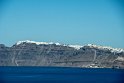 Zwischendurch ein Blick auf die Caldera, den Rest des Kraterrandes. Fia schlängelt sich am oberen entlang. Das zickzack ist die Straße vom Hafen in den Ort.