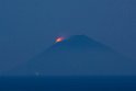 Und nun ist das Spektakel aus der Ferne besonders gut zu sehen. Alle paar Minuten wirft der Stromboli glühende Lava aus. Das wirkt schon besonders.
