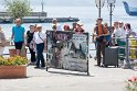 Am Hafen kommen die Tagestouristen an, Salina ist neben der Kapern bekannt für ...