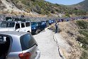 Eine "geführte" Jeep Safari mit 15 breiten Jeeps versperrt den Rückweg. Es scheinen Engländer zu sein, zumindest scheint die Blockade einigen peinlich zu sein. Nachdem die Fotos gemacht sind (nur nicht zu weit laufen) und 2 Fahrer alle Jeeps rückwärts wieder rausbugsiert haben geht es auch für uns wieder zurück.