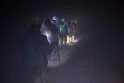 Wie gut, dass die Headlamps nur den direkten Weg vor uns beleuchten, wir sind Kämme heruntergaleufen wo es seitlich bergab ging, "Don't stop", so unser Guide. Rutschend und schnauffend erreichen wir wieder festen Boden. Die gefühlten 2 Kilo Sand in meinen Schuhen dürfen hier bleiben.
