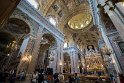 Die Jesuitenkirche "Gesù Nuovo". Der Herr mit dem weißen Polo Hemd wird mir gleich Objektiv zuhalten.