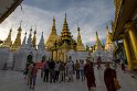 Ankunft auf dem Singuttara-Hügel, mit einem Aufzug geht es bequem zum Plateau der Shwedagon Pagode.