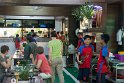 Kurze Stärkung in einem Restaurant in dem Kinder bedienen. Denn es gibt keine Schulpflicht in Myanmar, hier gibt der Restaurantbesitzer den Kindern nebenher Unterricht.
