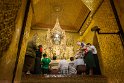 Nur Männer dürfen dem sitzenden Budha nahe kommen und Gold Blättchen aufkleben.