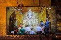 Auch ich balanciere auf der nicht gesicherten Plattform um dem Buddha ein paar Blättchen Blattgold aufzudrücken.