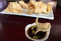 Einmal probiert und ab da zu jeder Mahlzeit dazu bestellt, sogar in den western Style Hotels in denen die Soße nicht zur Auswahl stand. Sojasoße mit Chili und Knoblauch.