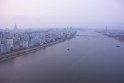 Der Blick aus dem Zimmer, links das spitze nie vollendete seit 1987 im Bau befindliche Ryugyong Hotel, rechts hinten der Juche Turm, dessen Name auf die von Kim Il Sung entwickelte Juche Ideologie zurückgeht.