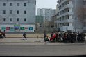 Fahrt durch Pjöngjang, vorbei an auf den Bus wartenden Menschen.