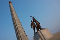 Um dann den hinter uns gelegenen Juche Turm zu besuchen. Laut Wikipedia zum 70. Geburtstag von Kim Il Sung fertiggestellt und wie wir bei anderen Bauwerken auch gelernt haben, vom Sohn Kim Il Sung entworfen.