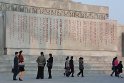 Eine tonnenschwere Tafel mit einer Inschrift zur Lobpreisung Kim Il Sungs. Soetwas sieht man sehr häufig im Land.