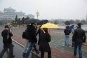 Fixer Besuch des Fontänenparks, im Hintergrund die Große Studienhalle des Volkes, die Nationalbibliothek mit Schriften der Juche Ideologie.