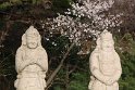 Statuten vor blühendem Baum