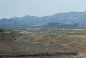 Am Horizont, der Industriekomplex in der Sonderhandelszone Käsong. Vor ein paar Monaten geschlossen, jetzt wieder geöffnet. Dort arbeiten Nordkoreanische Arbeiter zu günstigsten Löhnen in Südkoreanischen Firmen, die sich dort angesiedel